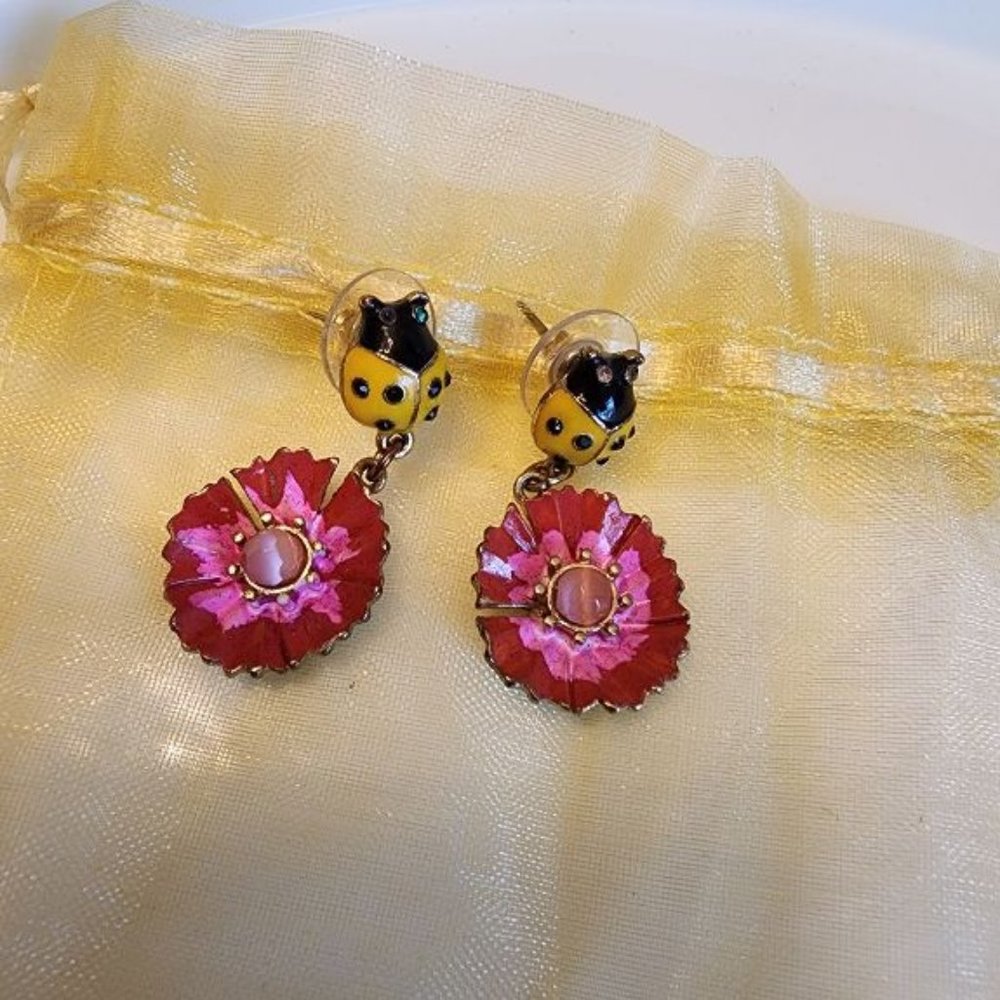 BETSEY JOHNSON BEE AND PINK FLOWER NECKLACE WITH CENTER STONE - PIERCED
